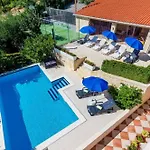 Three Bedroom Home, Pool , Sauna, Terrace