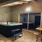 بيت للعطل Three Bedroom Home, Pool , Sauna, Terrace