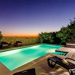Three Bedroom Home, Pool , Sauna, Terrace بيت للعطل *