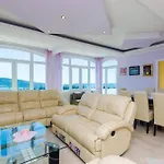 بيت للعطل Three Bedroom Home, Pool , Sauna, Terrace Gruda