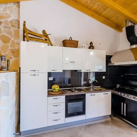 Casa vacanze Three Bedroom Home, Pool , Sauna, Terrace Gruda