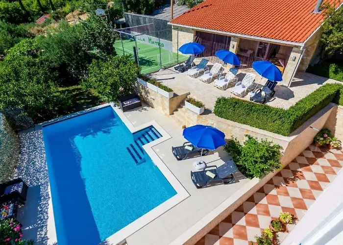 Three Bedroom Home, Pool , Sauna, Terrace