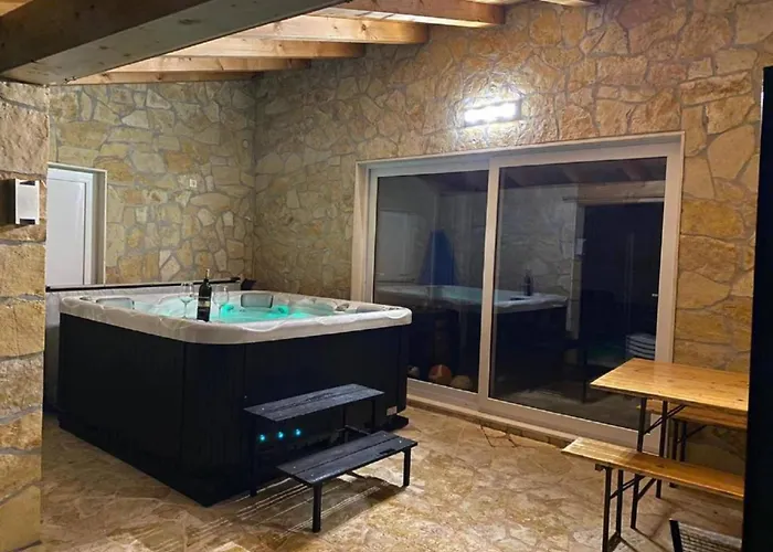 Casa vacanze Three Bedroom Home, Pool , Sauna, Terrace