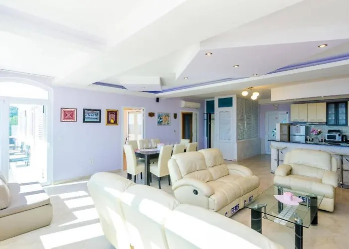Three Bedroom Home, Pool , Sauna, Terrace Casa vacanze Gruda
