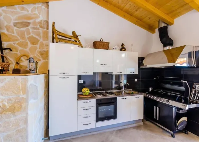 Casa vacanze Three Bedroom Home, Pool , Sauna, Terrace Gruda