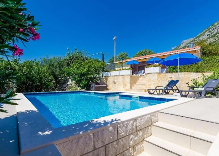 Three Bedroom Home, Pool , Sauna, Terrace