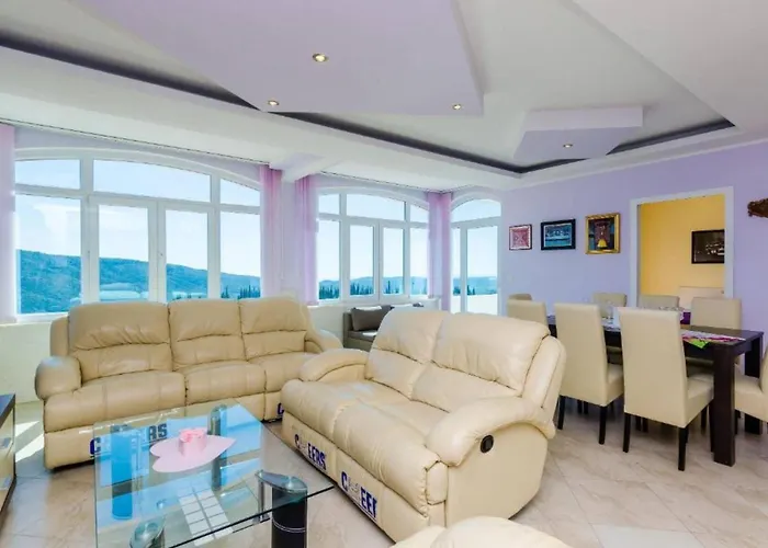 Casa vacanze Three Bedroom Home, Pool , Sauna, Terrace Gruda