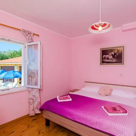 Three Bedroom Home, Pool , Sauna, Terrace Feriehus