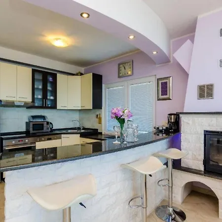 Three Bedroom Home, Pool , Sauna, Terrace * Gruda