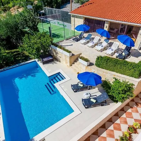 Three Bedroom Home, Pool , Sauna, Terrace