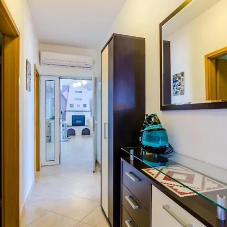 Three Bedroom Home, Pool , Sauna, Terrace Feriehus