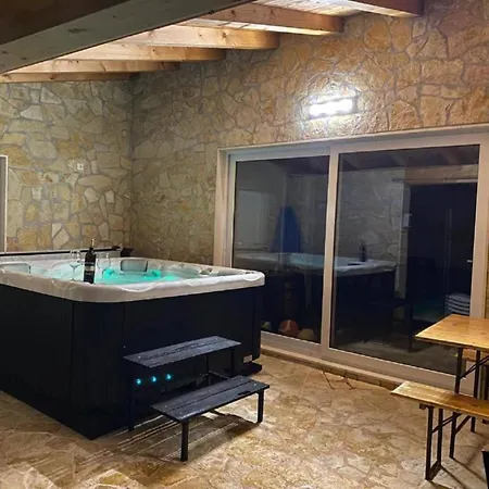 بيت للعطل Three Bedroom Home, Pool , Sauna, Terrace