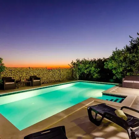 Three Bedroom Home, Pool , Sauna, Terrace Holiday home *