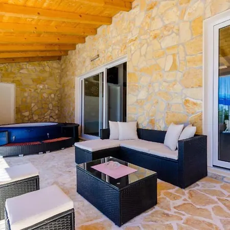 Feriehus Three Bedroom Home, Pool , Sauna, Terrace