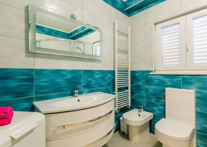 Дом отдыха Three Bedroom Home, Pool , Sauna, Terrace Груда