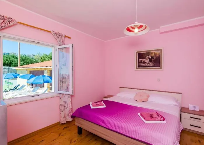 Three Bedroom Home, Pool , Sauna, Terrace Дом отдыха