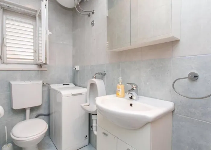 Дом отдыха Three Bedroom Home, Pool , Sauna, Terrace *