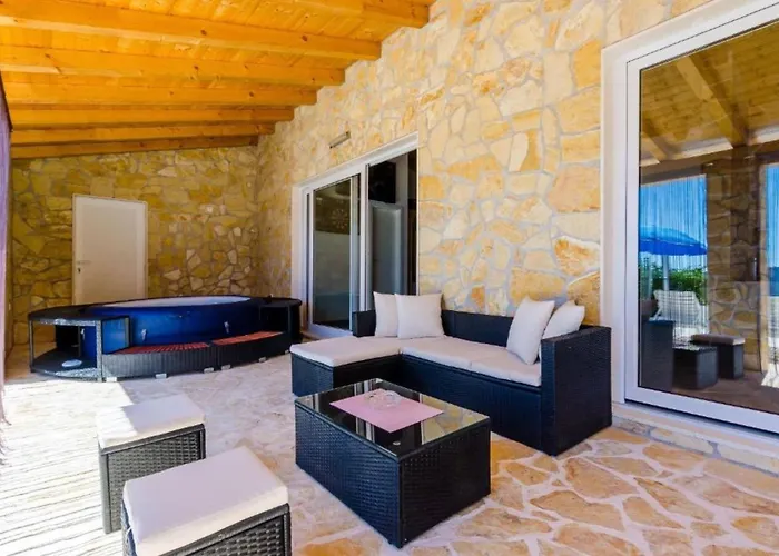 Дом отдыха Three Bedroom Home, Pool , Sauna, Terrace