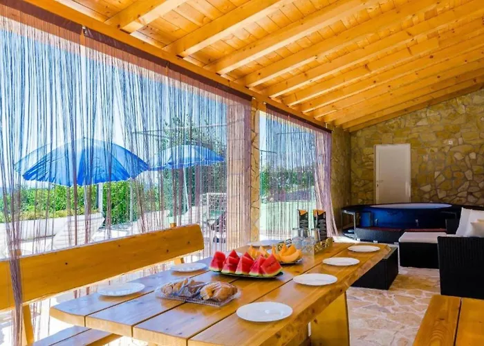Three Bedroom Home, Pool , Sauna, Terrace